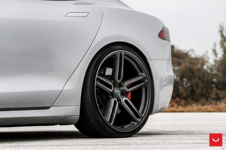 Детали экстерьера Tesla Model S on Vossen Wheels (HF-1) 2018 года  (фото 3 из 13)